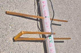 J-shaped feed on
                  the Yagi. Without a matching network, there is little
                  fear of detuning!