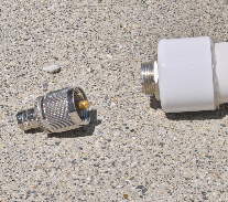 End-mounted UHF
                  connector. Note how its clever mounting prevents you
                  from accidentally tightening the UHF connector!
